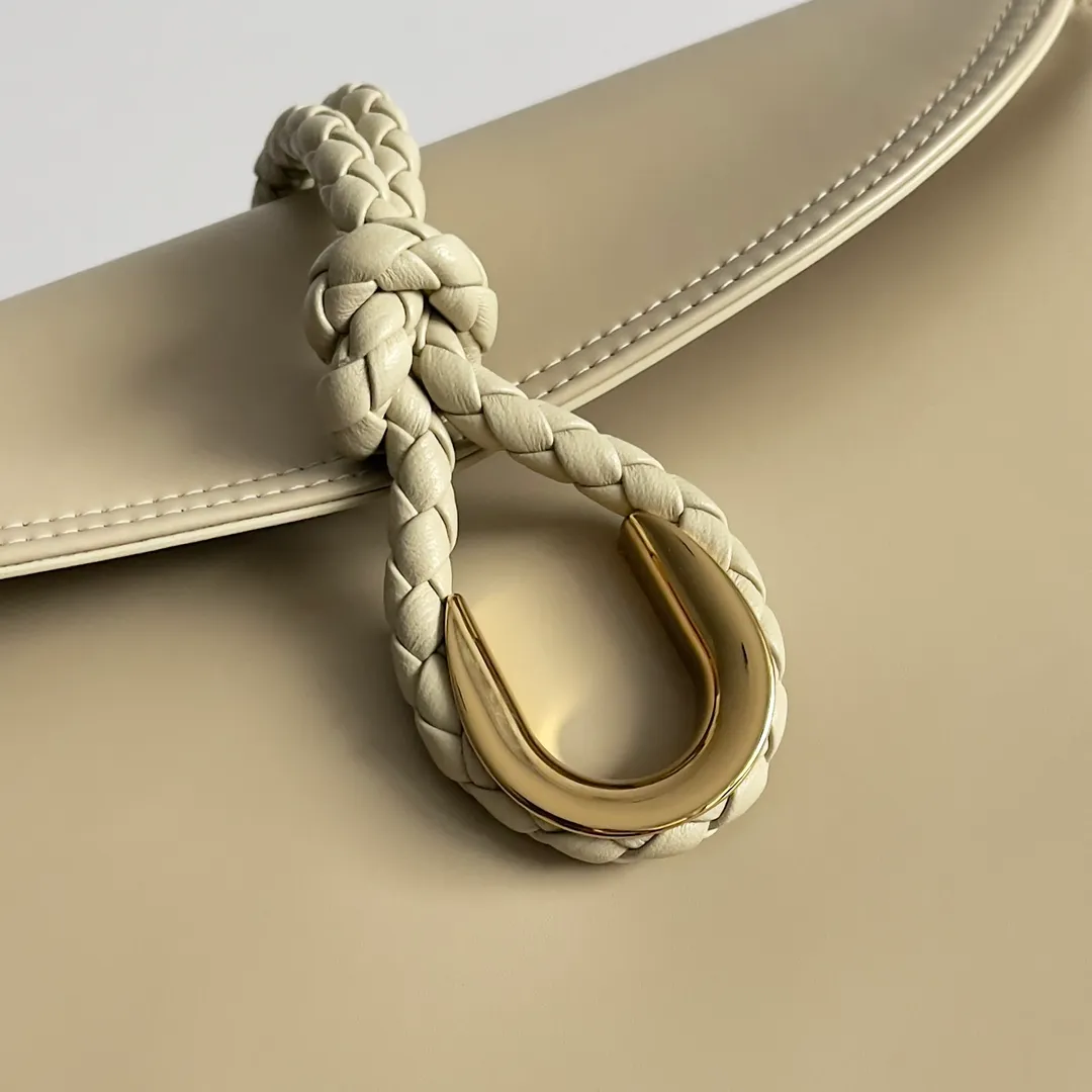 Batch 1680 Inspired by the 1970s, the Bottega Veneta women's logo shoulder bag has a smooth leather surface that brings a clean and handsome feel, just like the neatness and tenacity of a working woman. The front buckle is made of high-quality hardware pendant, the overall retro elegance, and the excellent leather feels soft. This Bottega Veneta series can be described as beautiful, weakening the complexity of the outfit, not competing for it, and only using the best quality to interpret itself. Style number: 806034 (large size) Size: 30*20*8cm
